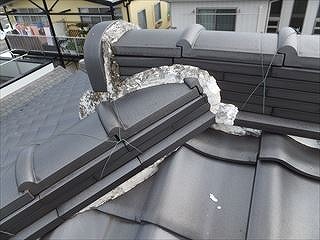 鬼瓦の周りの漆喰もカビ